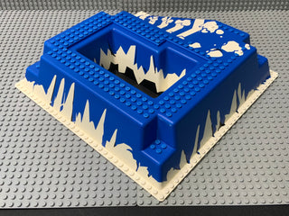 32x32 Raised Baseplate W/ Ramp & Pit, Ice Pattern 2552px1 LEGO® Part LEGO®   